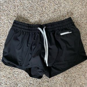 Womens vuori clementine shorts. Medium